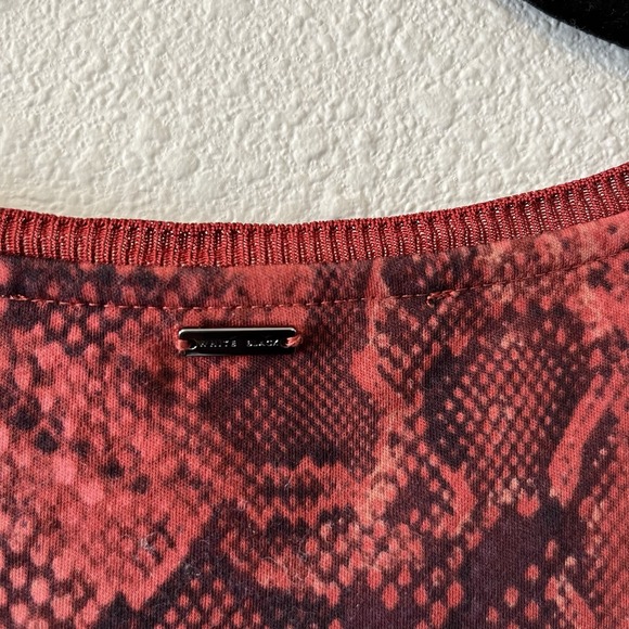 White House Black Market Women's T-Shirt Size L Red Snakeskin Print Pima Cotton - Picture 7 of 12